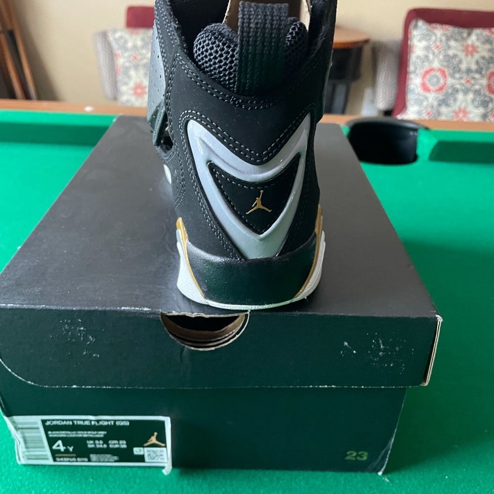 Boys size 4 Jordan True Flight GS